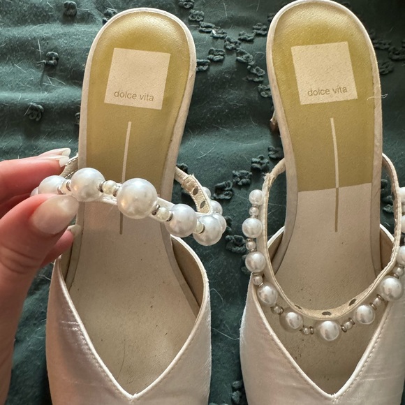 Women’s size 8 Dolce Vita Kanika heels in the color Vanilla silk - Picture 10 of 10